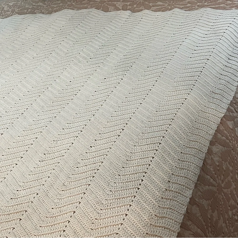 Hand Crocheted Ivory Chevron Pattern Afghan.‎